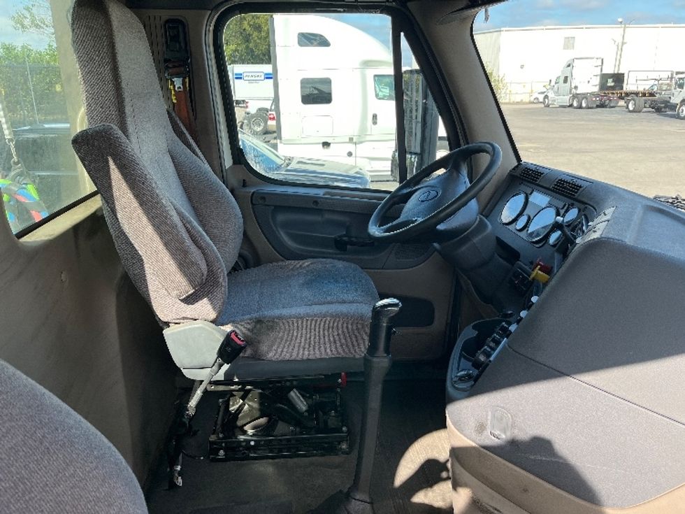 Day Cab Tractor-Heavy Duty Tractors-Freightliner-2019-Cascadia 12564ST-Birmingham-AL-616,671\n\t\tmiles-$ 29,250 - Image 14