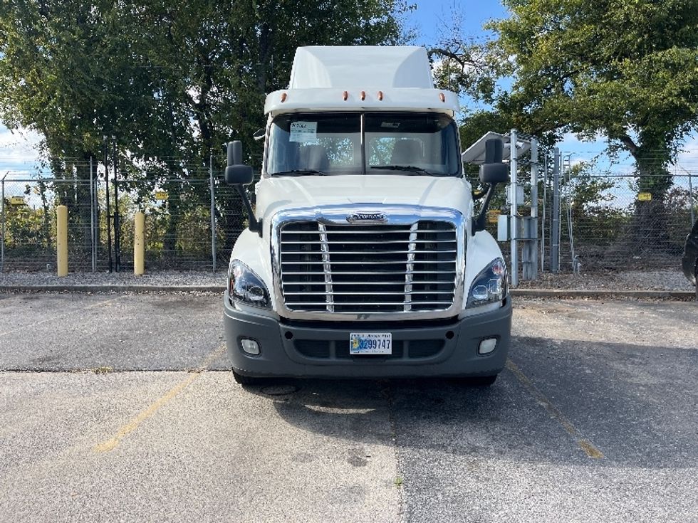 Day Cab Tractor-Heavy Duty Tractors-Freightliner-2019-Cascadia 12564ST-Birmingham-AL-616,671\n\t\tmiles-$ 29,250 - Image 2