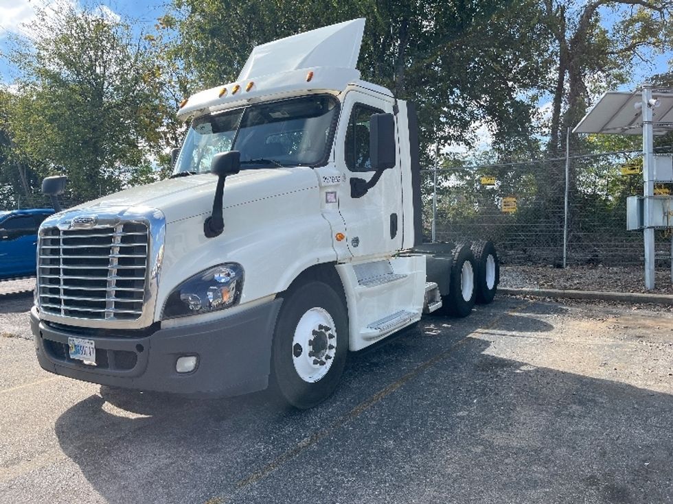 Day Cab Tractor-Heavy Duty Tractors-Freightliner-2019-Cascadia 12564ST-Birmingham-AL-616,671\n\t\tmiles-$ 29,250 - Image 3
