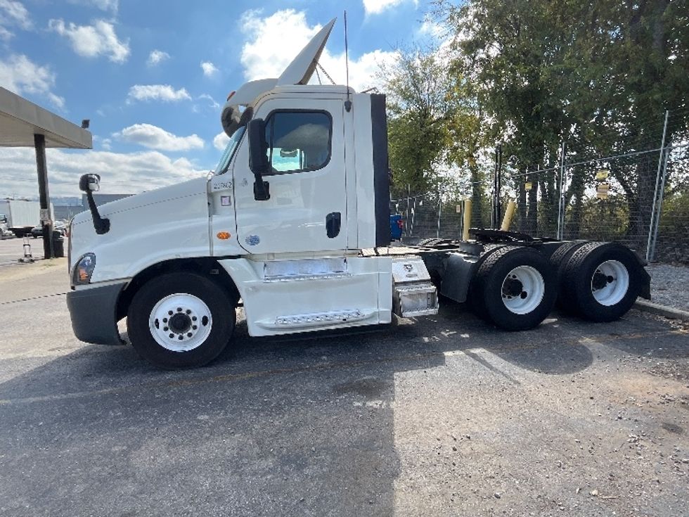 Day Cab Tractor-Heavy Duty Tractors-Freightliner-2019-Cascadia 12564ST-Birmingham-AL-616,671\n\t\tmiles-$ 29,250 - Image 4