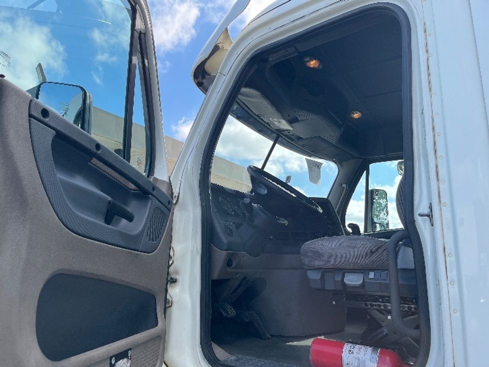 Day Cab Tractor-Heavy Duty Tractors-Freightliner-2019-Cascadia 12564ST-Birmingham-AL-616,671\n\t\tmiles-$ 29,250 - Image 9