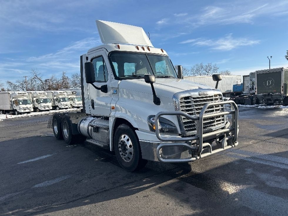 Day Cab Tractor-Heavy Duty Tractors-Freightliner-2019-Cascadia 12564ST-Brooklyn Park-MN-357,583\n\t\tmiles-$ 42,000 - Image 1