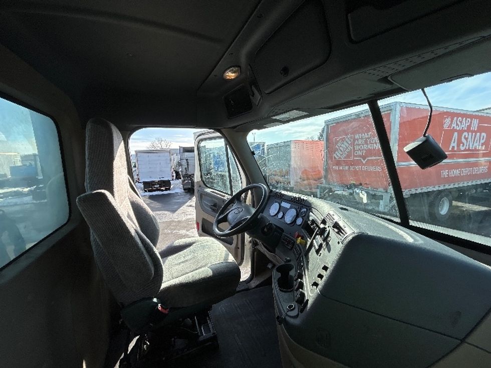 Day Cab Tractor-Heavy Duty Tractors-Freightliner-2019-Cascadia 12564ST-Brooklyn Park-MN-357,583\n\t\tmiles-$ 42,000 - Image 14