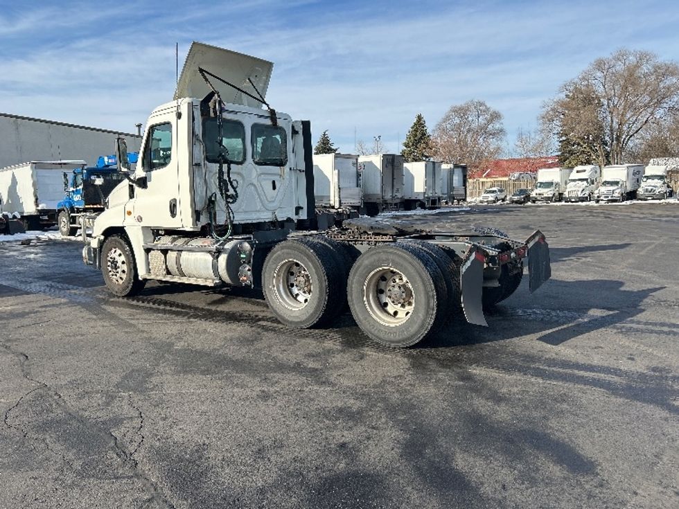 Day Cab Tractor-Heavy Duty Tractors-Freightliner-2019-Cascadia 12564ST-Brooklyn Park-MN-357,583\n\t\tmiles-$ 42,000 - Image 5