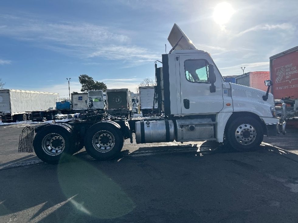 Day Cab Tractor-Heavy Duty Tractors-Freightliner-2019-Cascadia 12564ST-Brooklyn Park-MN-357,583\n\t\tmiles-$ 42,000 - Image 8