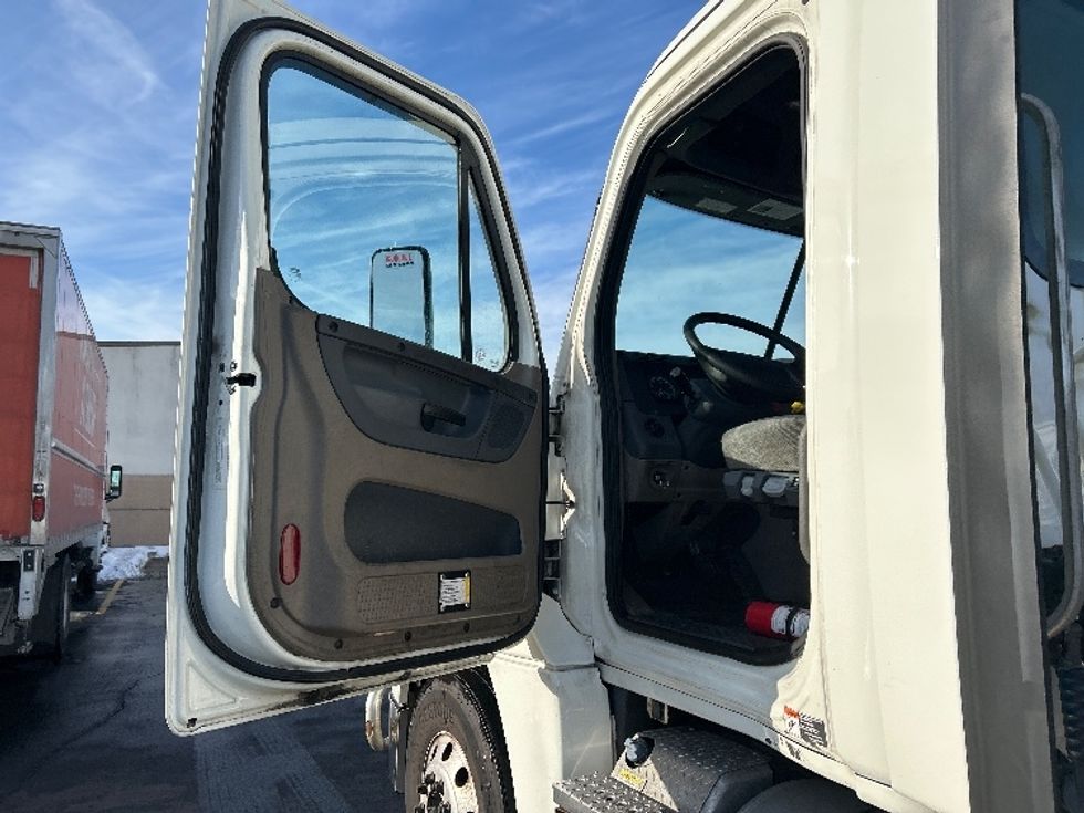 Day Cab Tractor-Heavy Duty Tractors-Freightliner-2019-Cascadia 12564ST-Brooklyn Park-MN-357,583\n\t\tmiles-$ 42,000 - Image 9