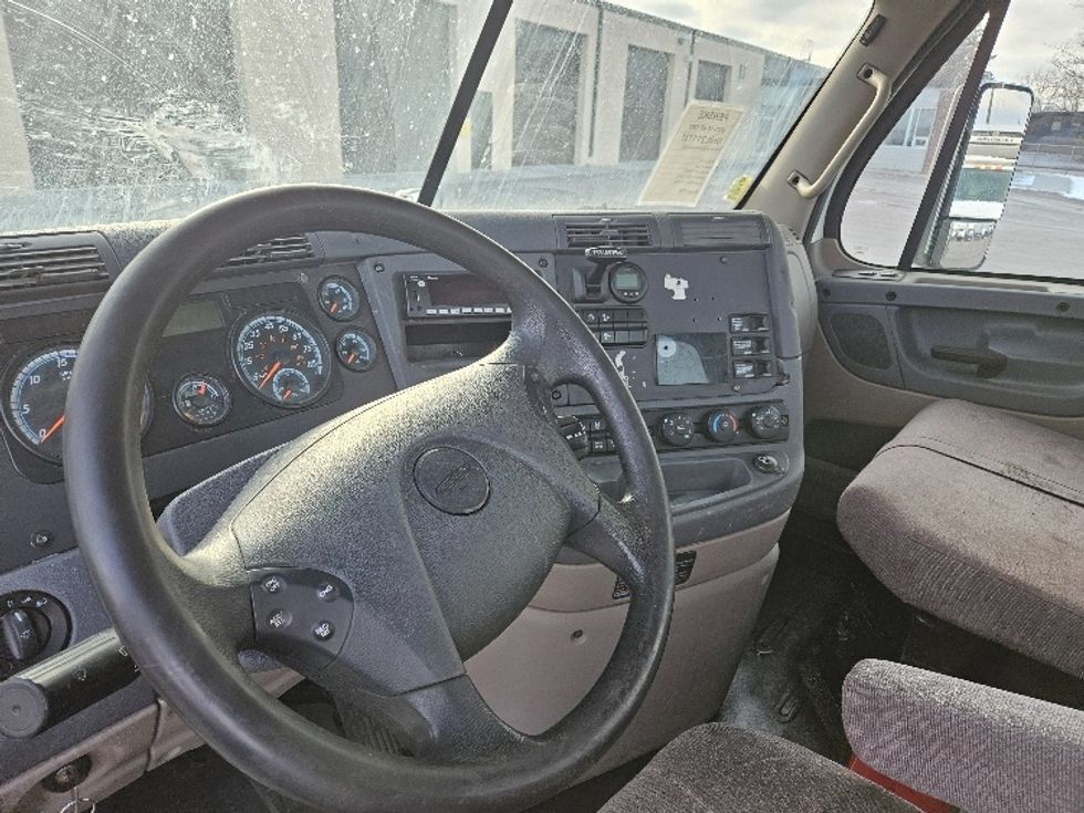 Day Cab Tractor-Heavy Duty Tractors-Freightliner-2019-Cascadia 12564ST-Brooklyn Park-MN-370,550\n\t\tmiles-$ 41,250 - Image 10