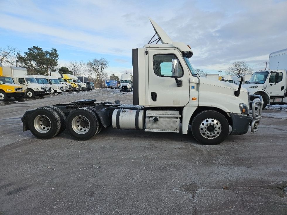 Day Cab Tractor-Heavy Duty Tractors-Freightliner-2019-Cascadia 12564ST-Brooklyn Park-MN-370,550\n\t\tmiles-$ 41,250 - Image 8