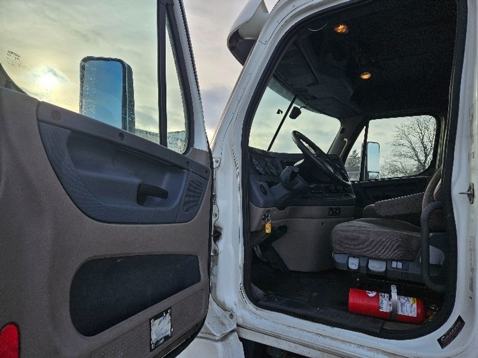 Day Cab Tractor-Heavy Duty Tractors-Freightliner-2019-Cascadia 12564ST-Brooklyn Park-MN-370,550\n\t\tmiles-$ 41,250 - Image 9