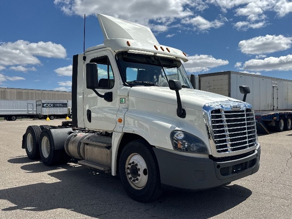 Day Cab Tractor-Heavy Duty Tractors-Freightliner-2019-Cascadia 12564ST-Brooklyn Park-MN-426,091\n\t\tmiles-$ 36,000 - Image 1