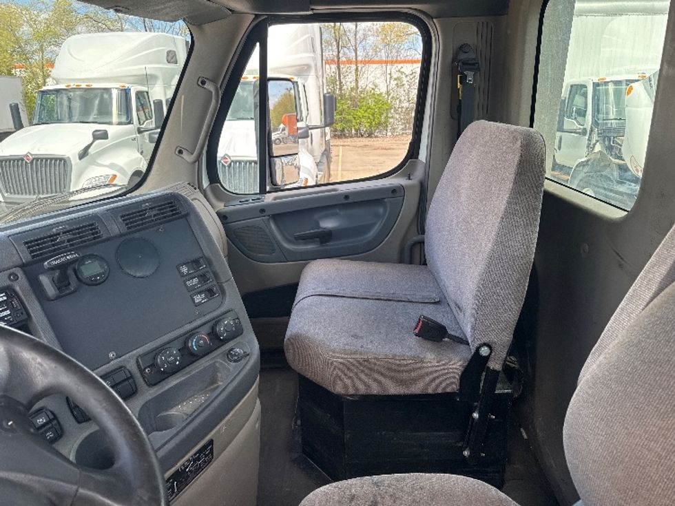 Day Cab Tractor-Heavy Duty Tractors-Freightliner-2019-Cascadia 12564ST-Brooklyn Park-MN-426,091\n\t\tmiles-$ 36,000 - Image 10