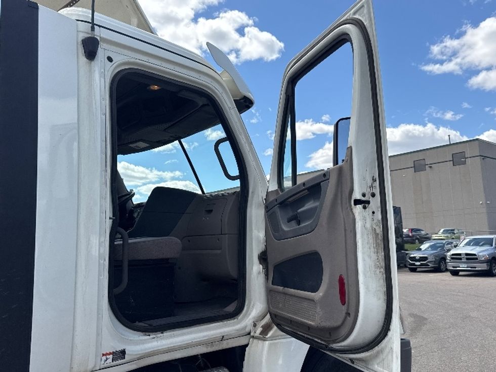 Day Cab Tractor-Heavy Duty Tractors-Freightliner-2019-Cascadia 12564ST-Brooklyn Park-MN-426,091\n\t\tmiles-$ 36,000 - Image 12