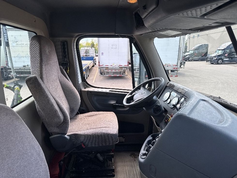 Day Cab Tractor-Heavy Duty Tractors-Freightliner-2019-Cascadia 12564ST-Brooklyn Park-MN-426,091\n\t\tmiles-$ 36,000 - Image 14