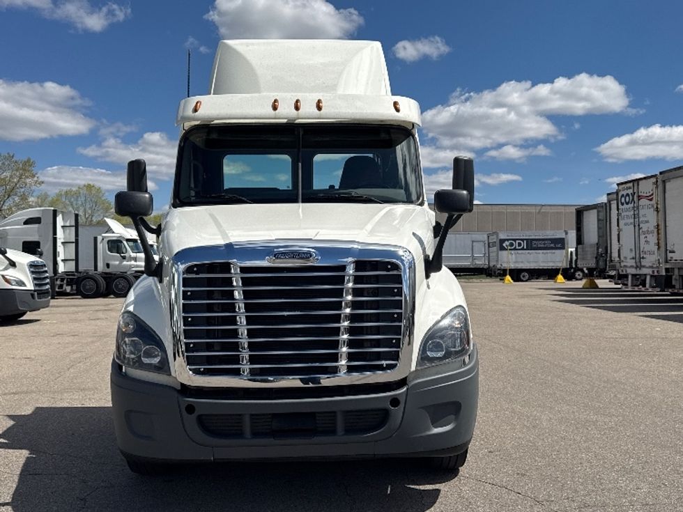 Day Cab Tractor-Heavy Duty Tractors-Freightliner-2019-Cascadia 12564ST-Brooklyn Park-MN-426,091\n\t\tmiles-$ 36,000 - Image 2