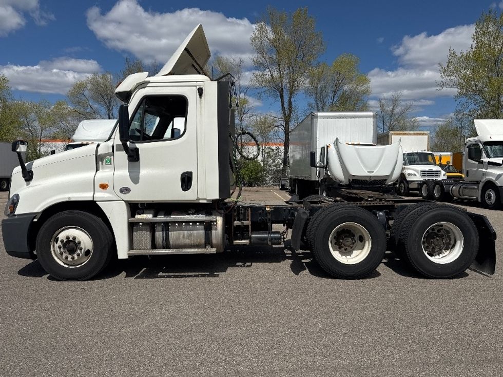 Day Cab Tractor-Heavy Duty Tractors-Freightliner-2019-Cascadia 12564ST-Brooklyn Park-MN-426,091\n\t\tmiles-$ 36,000 - Image 4