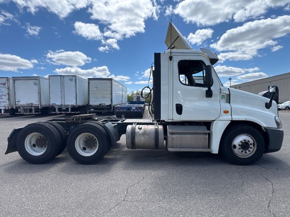 Day Cab Tractor-Heavy Duty Tractors-Freightliner-2019-Cascadia 12564ST-Brooklyn Park-MN-426,091\n\t\tmiles-$ 36,000 - Image 8
