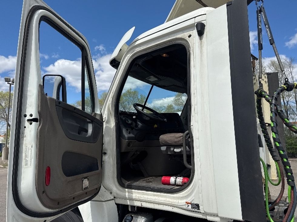 Day Cab Tractor-Heavy Duty Tractors-Freightliner-2019-Cascadia 12564ST-Brooklyn Park-MN-426,091\n\t\tmiles-$ 36,000 - Image 9