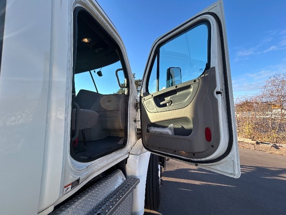 Day Cab Tractor-Heavy Duty Tractors-Freightliner-2019-Cascadia 12564ST-Brooklyn Park-MN-520,836\n\t\tmiles-$ 32,500 - Image 12