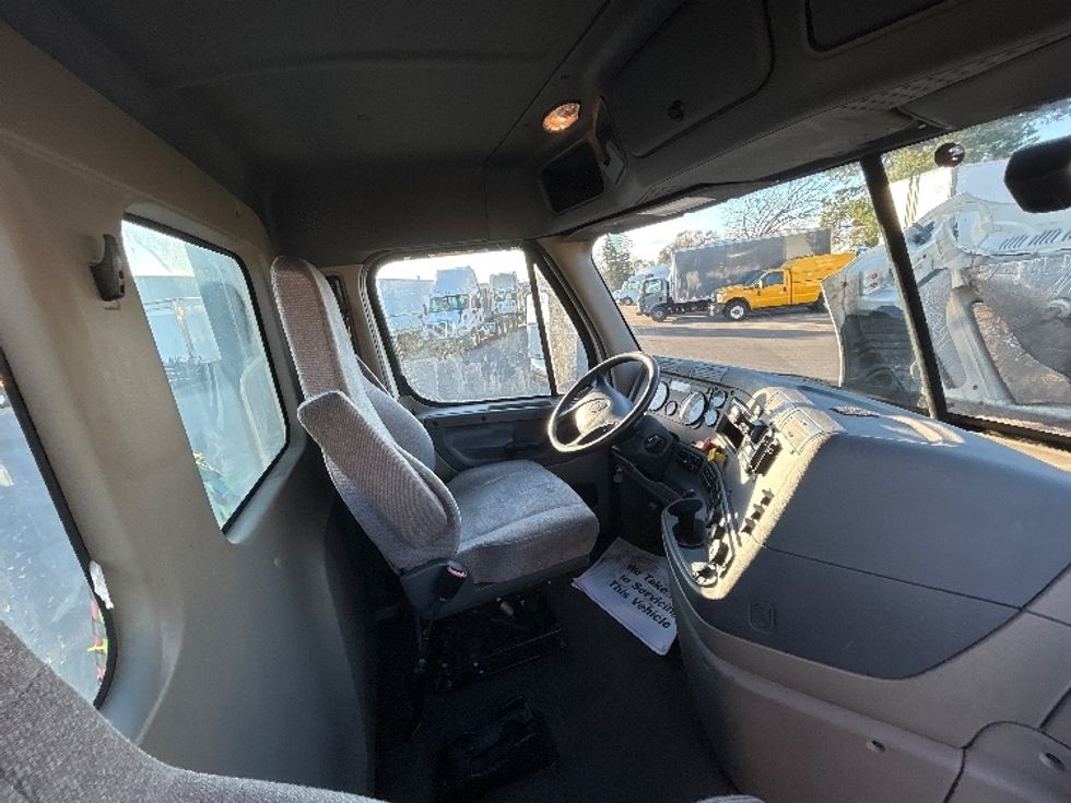 Day Cab Tractor-Heavy Duty Tractors-Freightliner-2019-Cascadia 12564ST-Brooklyn Park-MN-520,836\n\t\tmiles-$ 32,500 - Image 14