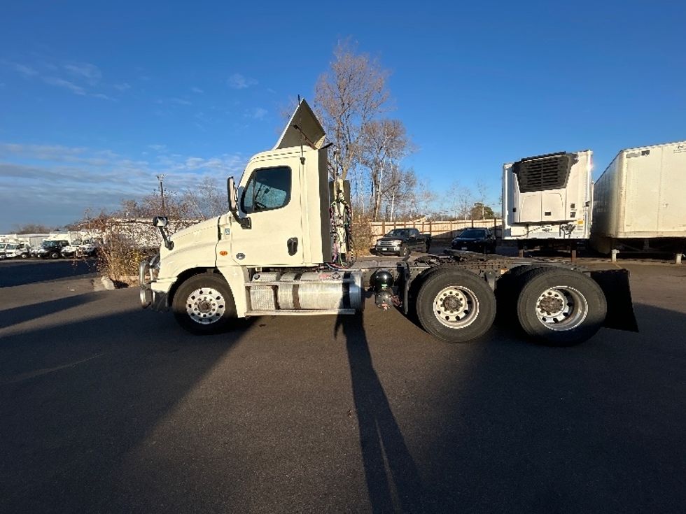 Day Cab Tractor-Heavy Duty Tractors-Freightliner-2019-Cascadia 12564ST-Brooklyn Park-MN-520,836\n\t\tmiles-$ 32,500 - Image 4