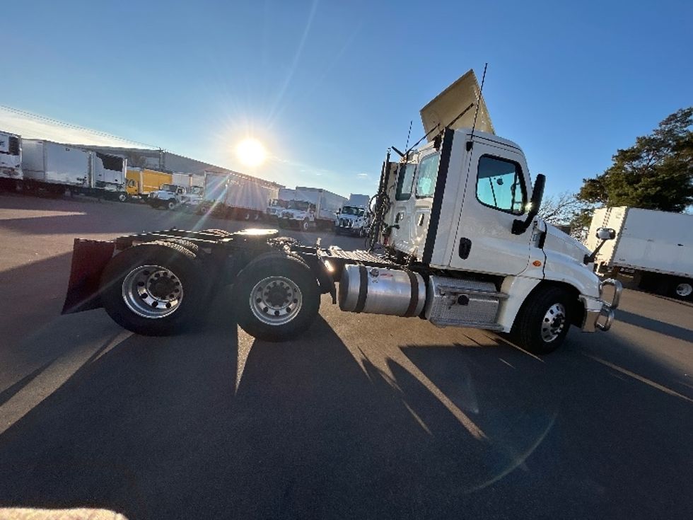 Day Cab Tractor-Heavy Duty Tractors-Freightliner-2019-Cascadia 12564ST-Brooklyn Park-MN-520,836\n\t\tmiles-$ 32,500 - Image 8