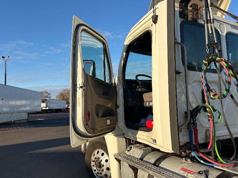 Day Cab Tractor-Heavy Duty Tractors-Freightliner-2019-Cascadia 12564ST-Brooklyn Park-MN-520,836\n\t\tmiles-$ 32,500 - Image 9