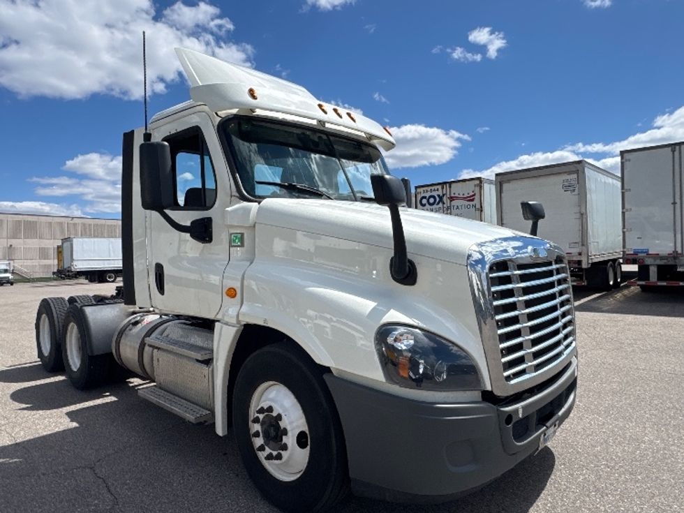 Day Cab Tractor-Heavy Duty Tractors-Freightliner-2019-Cascadia 12564ST-Brooklyn Park-MN-564,107\n\t\tmiles-$ 29,250 - Image 1