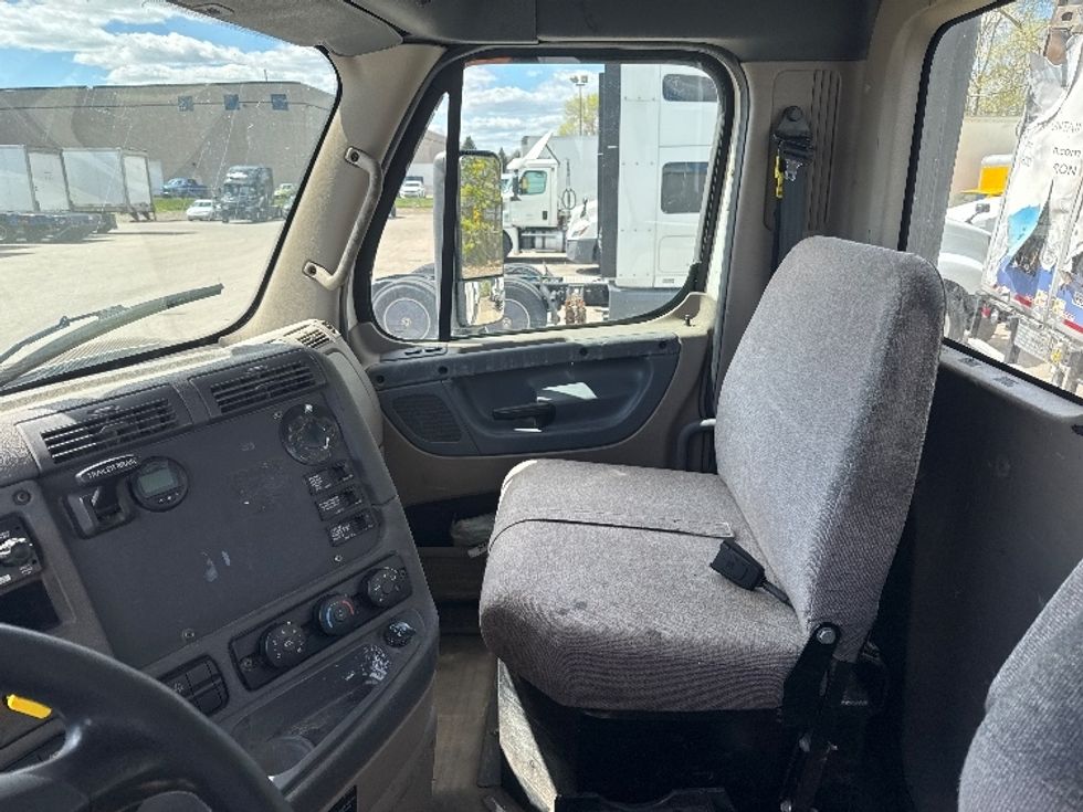 Day Cab Tractor-Heavy Duty Tractors-Freightliner-2019-Cascadia 12564ST-Brooklyn Park-MN-564,107\n\t\tmiles-$ 29,250 - Image 10