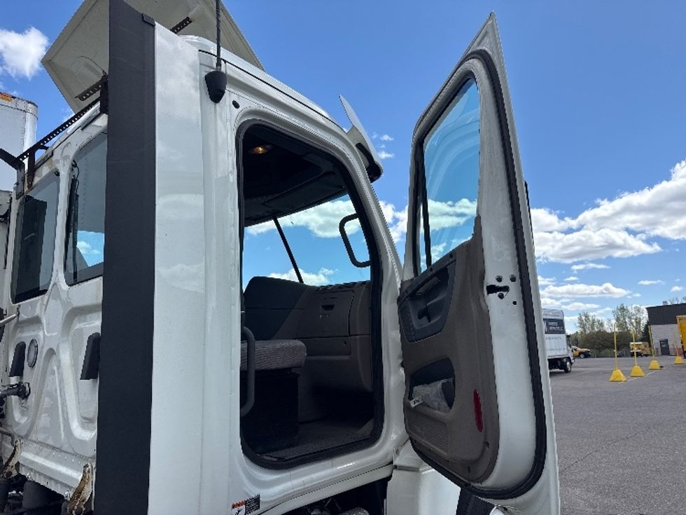Day Cab Tractor-Heavy Duty Tractors-Freightliner-2019-Cascadia 12564ST-Brooklyn Park-MN-564,107\n\t\tmiles-$ 29,250 - Image 12