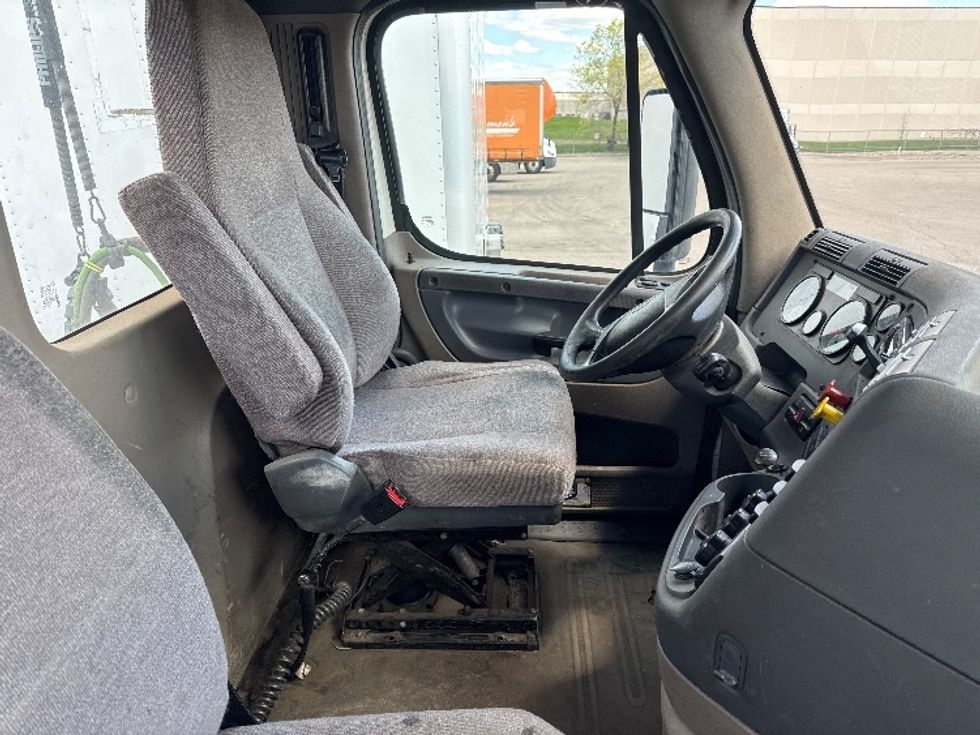 Day Cab Tractor-Heavy Duty Tractors-Freightliner-2019-Cascadia 12564ST-Brooklyn Park-MN-564,107\n\t\tmiles-$ 29,250 - Image 14