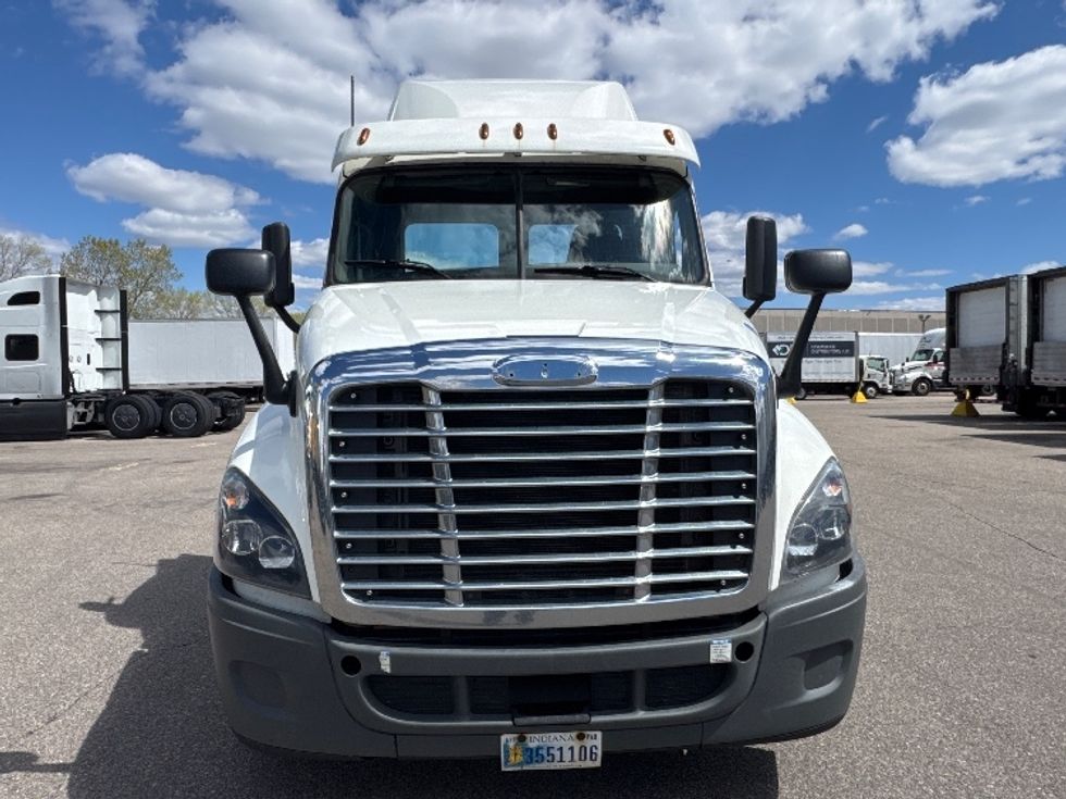 Day Cab Tractor-Heavy Duty Tractors-Freightliner-2019-Cascadia 12564ST-Brooklyn Park-MN-564,107\n\t\tmiles-$ 29,250 - Image 2