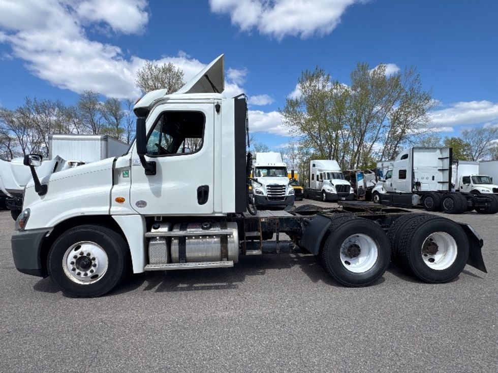 Day Cab Tractor-Heavy Duty Tractors-Freightliner-2019-Cascadia 12564ST-Brooklyn Park-MN-564,107\n\t\tmiles-$ 29,250 - Image 4