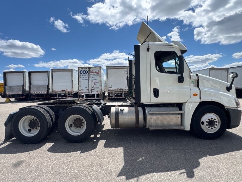 Day Cab Tractor-Heavy Duty Tractors-Freightliner-2019-Cascadia 12564ST-Brooklyn Park-MN-564,107\n\t\tmiles-$ 29,250 - Image 8