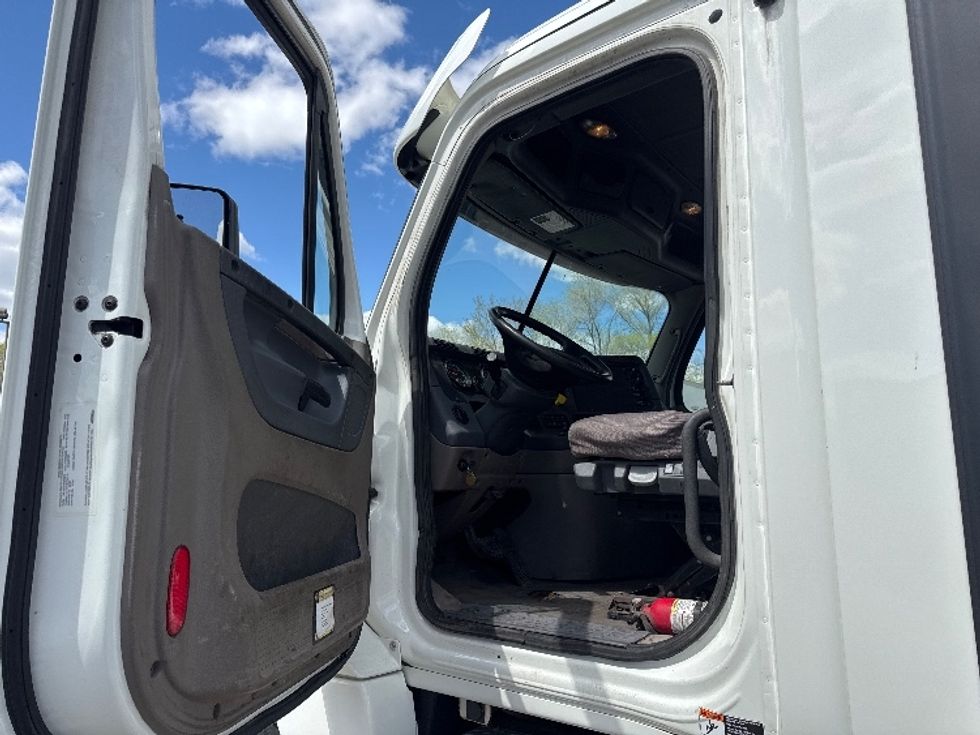 Day Cab Tractor-Heavy Duty Tractors-Freightliner-2019-Cascadia 12564ST-Brooklyn Park-MN-564,107\n\t\tmiles-$ 29,250 - Image 9