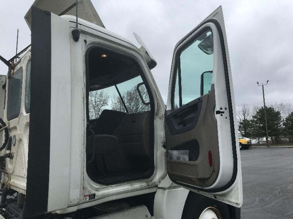 Day Cab Tractor-Heavy Duty Tractors-Freightliner-2019-Cascadia 12564ST-Canton-OH-334,032\n\t\tmiles-$ 42,750 - Image 12