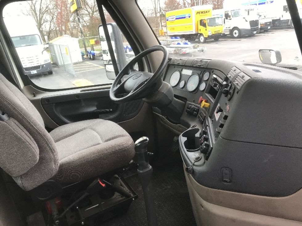 Day Cab Tractor-Heavy Duty Tractors-Freightliner-2019-Cascadia 12564ST-Canton-OH-334,032\n\t\tmiles-$ 42,750 - Image 14