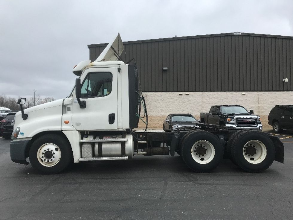 Day Cab Tractor-Heavy Duty Tractors-Freightliner-2019-Cascadia 12564ST-Canton-OH-334,032\n\t\tmiles-$ 42,750 - Image 4