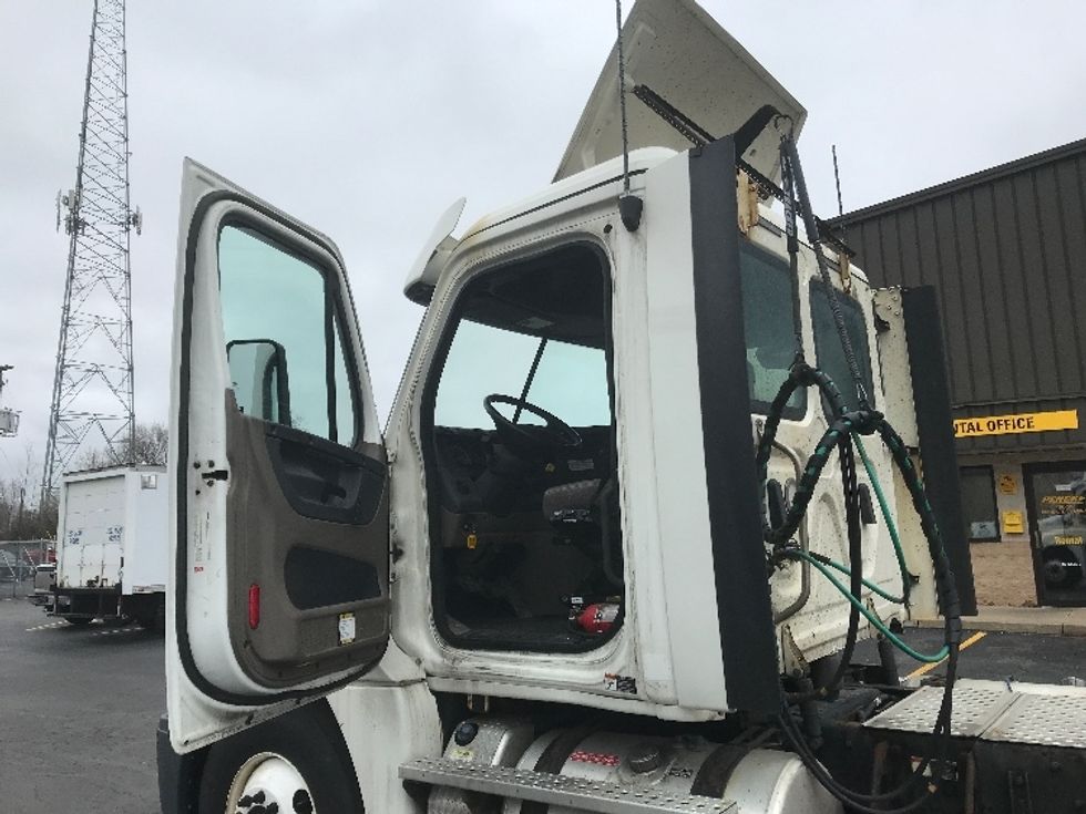 Day Cab Tractor-Heavy Duty Tractors-Freightliner-2019-Cascadia 12564ST-Canton-OH-334,032\n\t\tmiles-$ 42,750 - Image 9