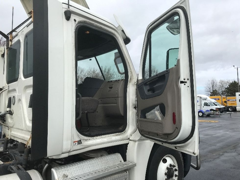 Day Cab Tractor-Heavy Duty Tractors-Freightliner-2019-Cascadia 12564ST-Canton-OH-548,834\n\t\tmiles-$ 28,250 - Image 12