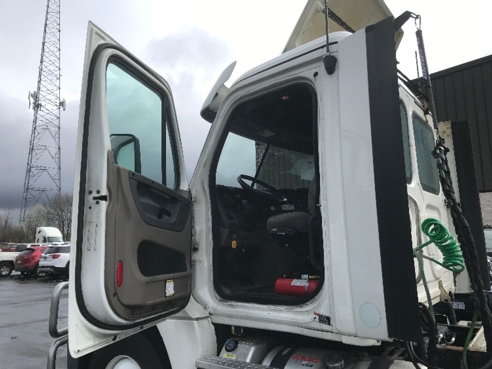 Day Cab Tractor-Heavy Duty Tractors-Freightliner-2019-Cascadia 12564ST-Canton-OH-548,834\n\t\tmiles-$ 28,250 - Image 9