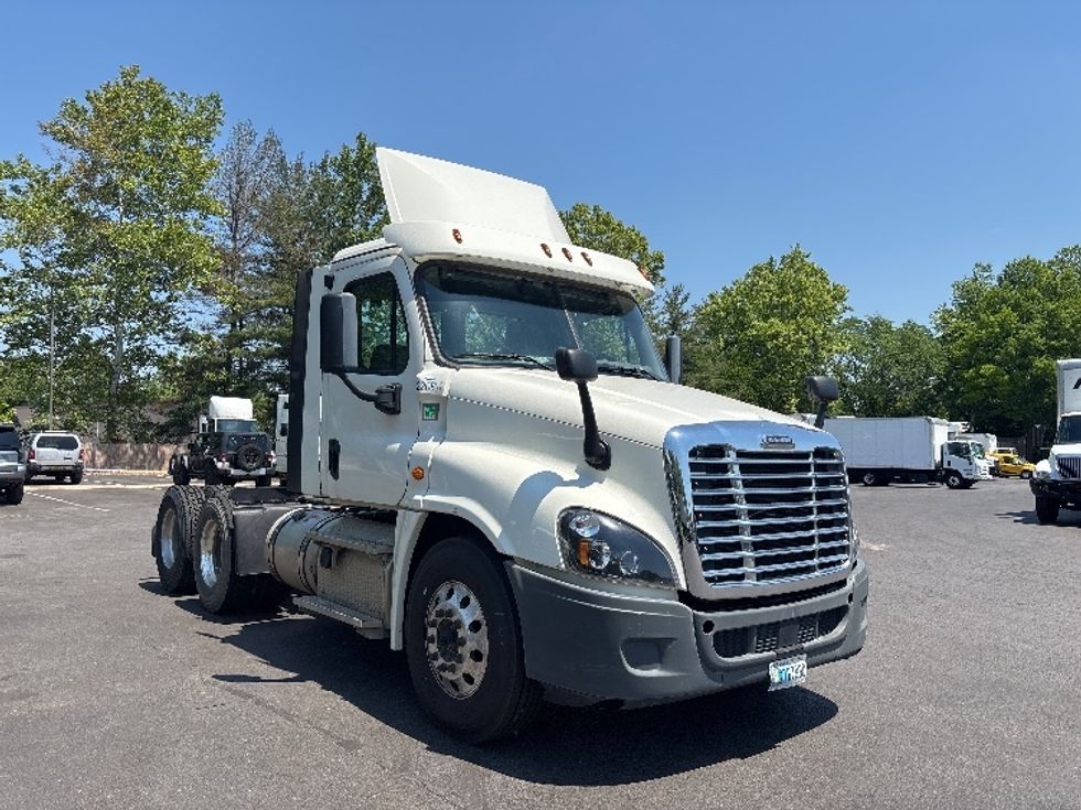 Day Cab Tractor-Heavy Duty Tractors-Freightliner-2019-Cascadia 12564ST-Capitol Heights-MD-153,444\n\t\tmiles-$ 40,500 - Image 1