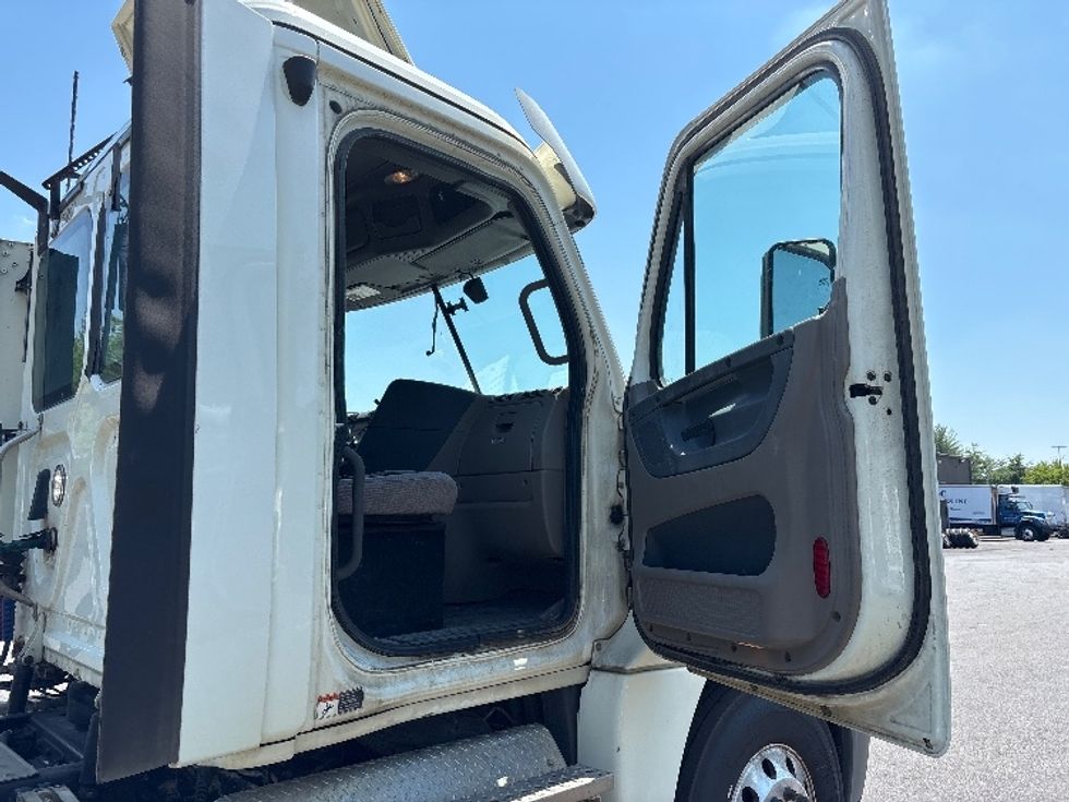 Day Cab Tractor-Heavy Duty Tractors-Freightliner-2019-Cascadia 12564ST-Capitol Heights-MD-153,444\n\t\tmiles-$ 40,500 - Image 12