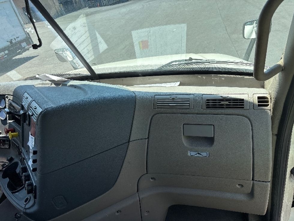 Day Cab Tractor-Heavy Duty Tractors-Freightliner-2019-Cascadia 12564ST-Capitol Heights-MD-153,444\n\t\tmiles-$ 40,500 - Image 13