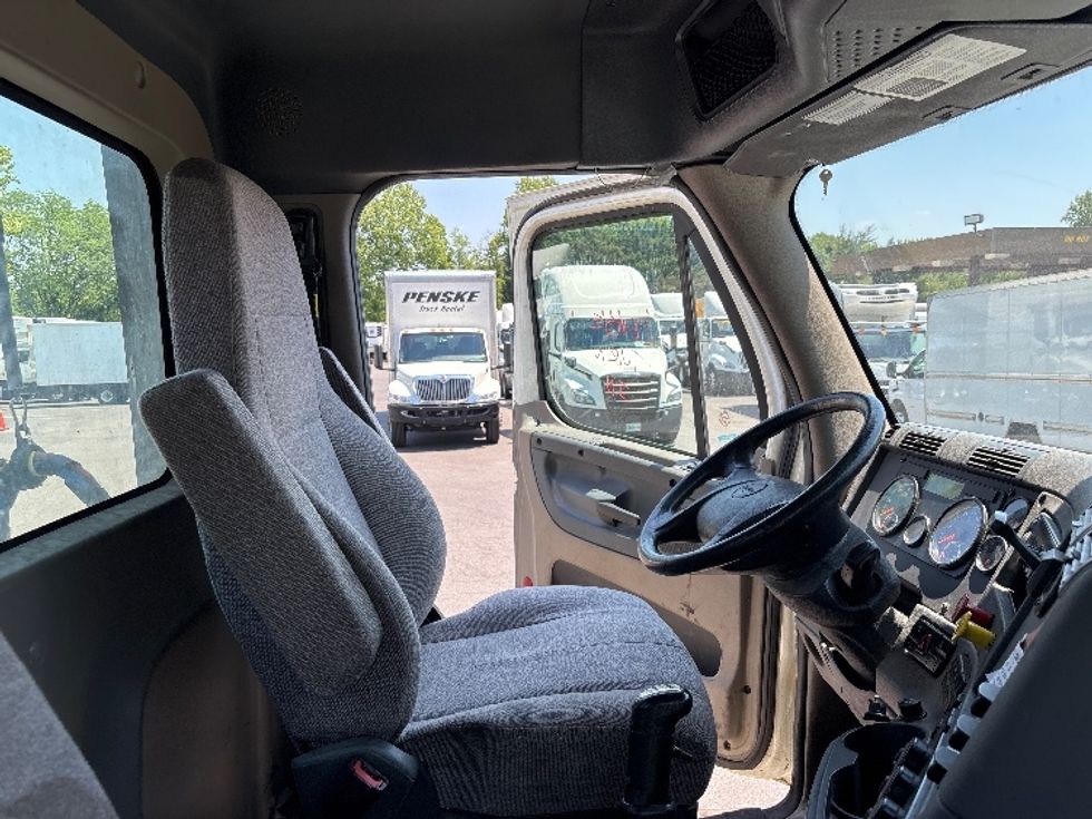 Day Cab Tractor-Heavy Duty Tractors-Freightliner-2019-Cascadia 12564ST-Capitol Heights-MD-153,444\n\t\tmiles-$ 40,500 - Image 14