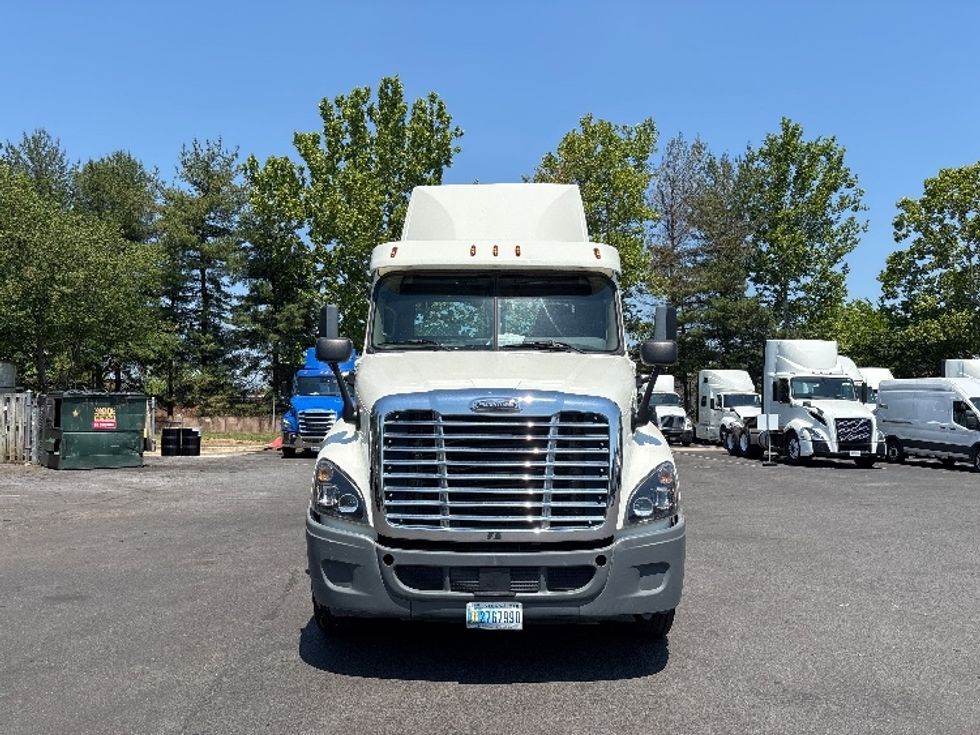 Day Cab Tractor-Heavy Duty Tractors-Freightliner-2019-Cascadia 12564ST-Capitol Heights-MD-153,444\n\t\tmiles-$ 40,500 - Image 2