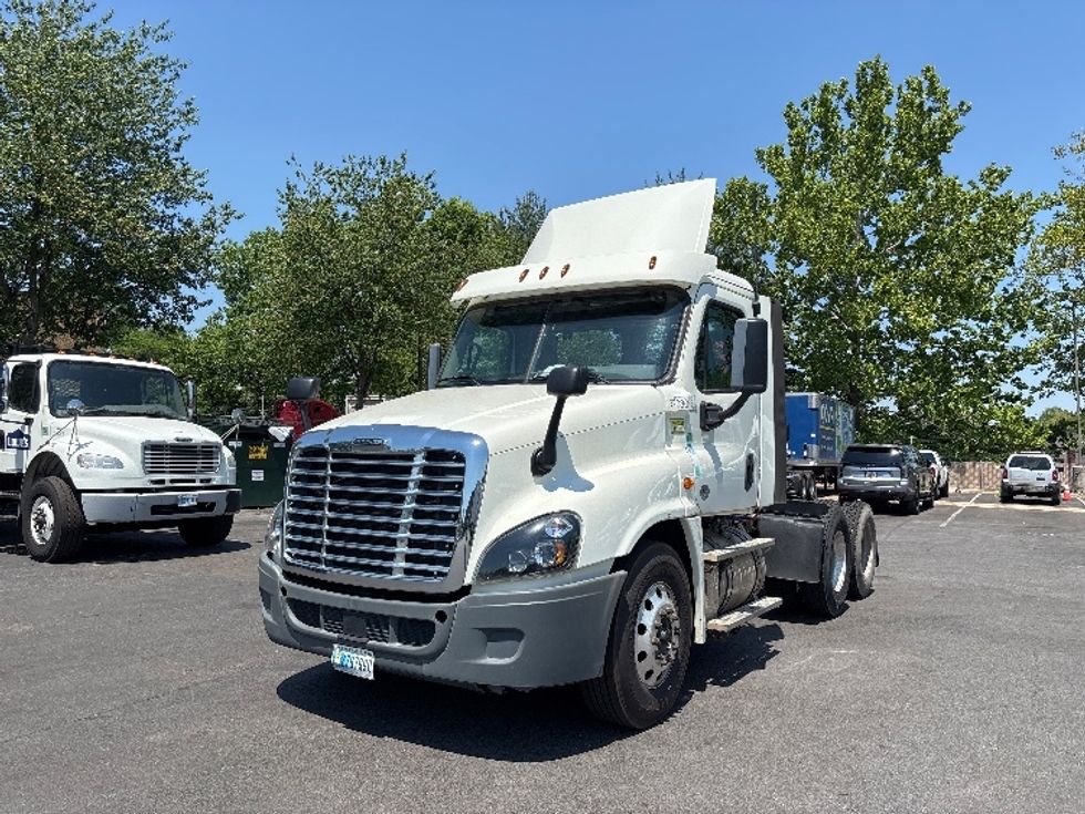 Day Cab Tractor-Heavy Duty Tractors-Freightliner-2019-Cascadia 12564ST-Capitol Heights-MD-153,444\n\t\tmiles-$ 40,500 - Image 3