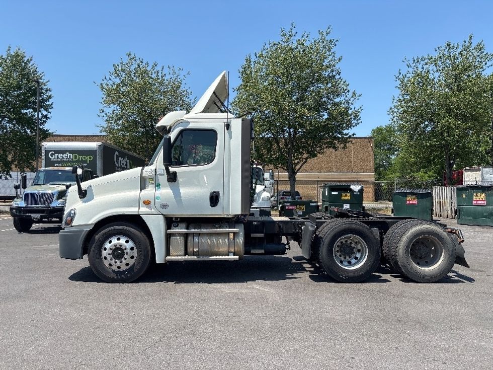 Day Cab Tractor-Heavy Duty Tractors-Freightliner-2019-Cascadia 12564ST-Capitol Heights-MD-153,444\n\t\tmiles-$ 40,500 - Image 4