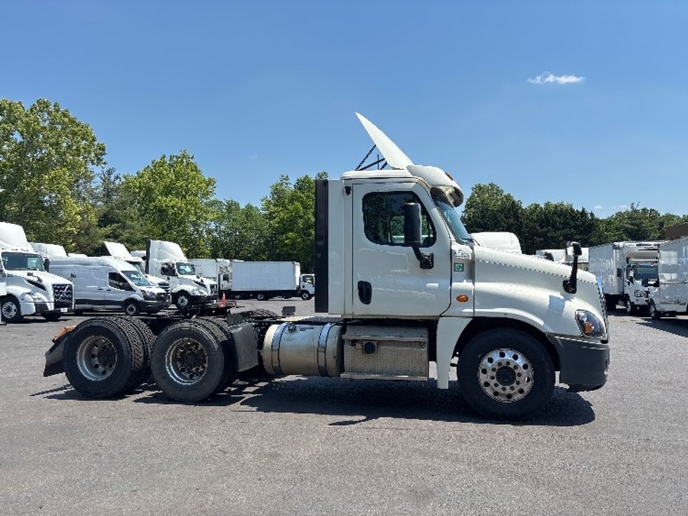 Day Cab Tractor-Heavy Duty Tractors-Freightliner-2019-Cascadia 12564ST-Capitol Heights-MD-153,444\n\t\tmiles-$ 40,500 - Image 8