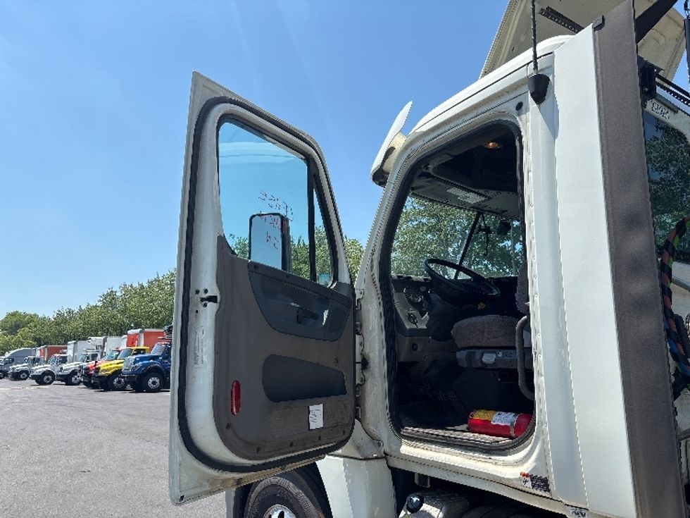 Day Cab Tractor-Heavy Duty Tractors-Freightliner-2019-Cascadia 12564ST-Capitol Heights-MD-153,444\n\t\tmiles-$ 40,500 - Image 9
