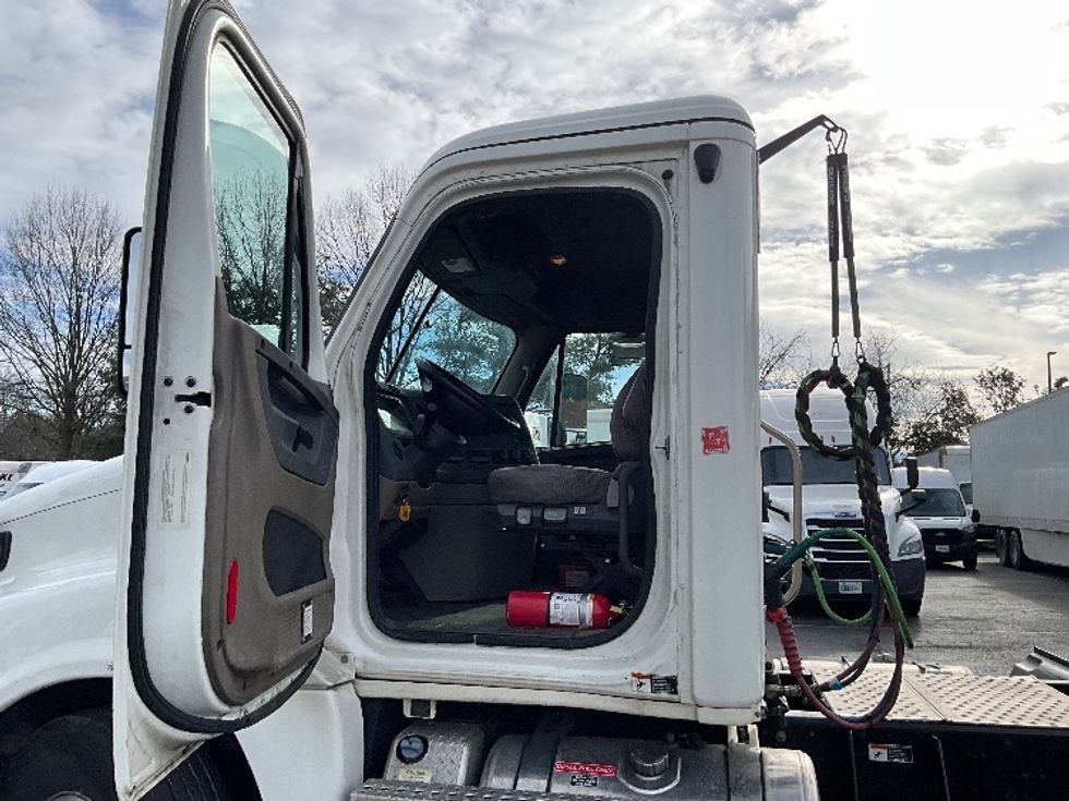 Day Cab Tractor-Heavy Duty Tractors-Freightliner-2019-Cascadia 12564ST-Capitol Heights-MD-236,479\n\t\tmiles-$ 44,500 - Image 9